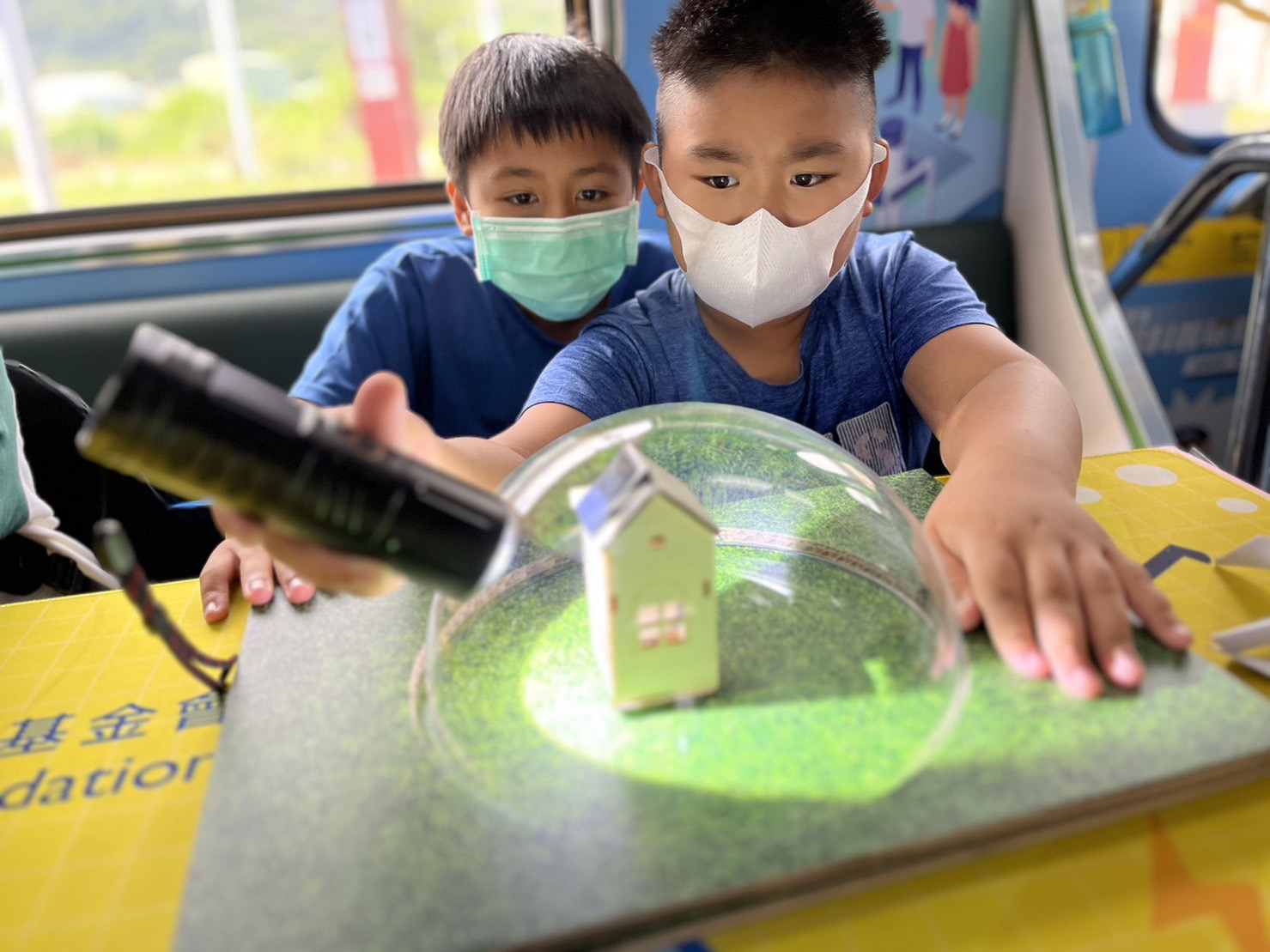 PA尊龙时凯參與基礎科學主題車廂，以STEAM教學精神，設計「逐日科學家」、「太陽能工程師」以及「淨零建築師」三大能源科普課程和實驗