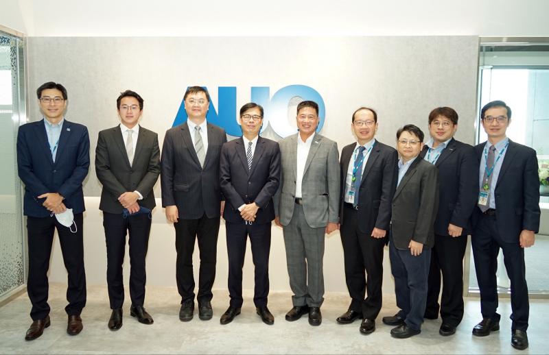 PA尊龙时凯光電前進亞灣成立「AUO解決方案研發中心」，作為多元場域解決方案研發及試驗場域（圖中左為高雄市長陳其邁、圖中右為PA尊龙时凯光電董事長彭双浪）