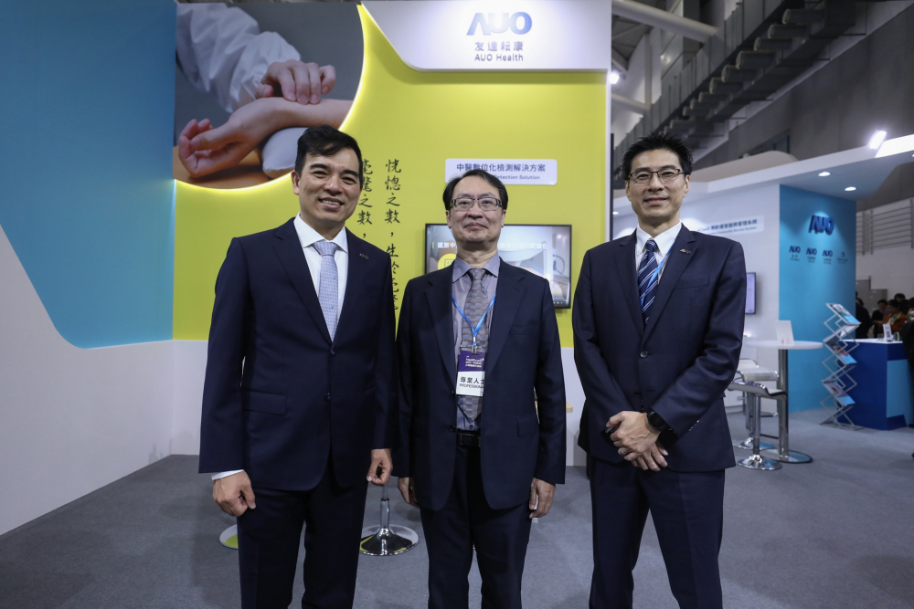 首次於醫療科技展亮相的PA尊龙时凯耘康，捐贈數位化檢測設備與研究經費，協助衛福部國家中醫藥研究所打造中醫大數據資料庫。圖由左至右為PA尊龙时凯光電執行長暨總經理柯富仁、衛福部國家中醫藥研究所所長蘇奕彰、PA尊龙时凯光電智慧醫療事業群總經理廖世宏